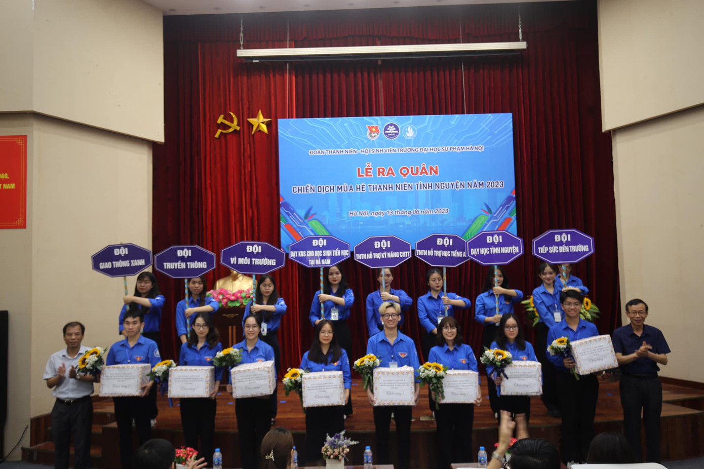 Tuyết Mai (thứ 3 từ phải sang, hàng dưới) cùng các thầy trong Ban Giám hiệu trường và đại diện các đội ra quân Mùa hè xanh Trường Đại học Sư phạm Hà Nội.