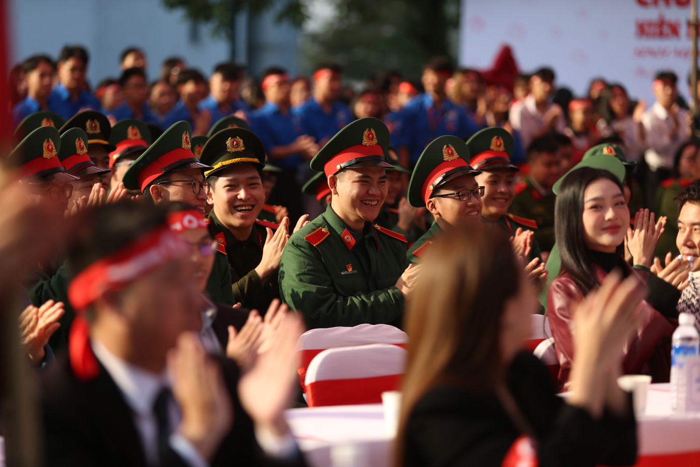 Chương trình “Chủ Nhật Đỏ” là một trong các hoạt động cộng đồng có sức ảnh hưởng lớn tới xã hội; được Báo Tiền Phong phối hợp với Viện huyết học - Truyền máu Trung ương tổ chức từ năm 2009 với mục đích cao đẹp, mang giọt máu ấm đến với những người nghèo, những bệnh nhân cần máu điều trị trong dịp Tết Nguyên đán hằng năm. Bên cạnh đó, chương trình còn mang thông điệp, tuyên truyền sâu rộng trong các tầng lớp xã hội về phong trào hiến máu tình nguyện.