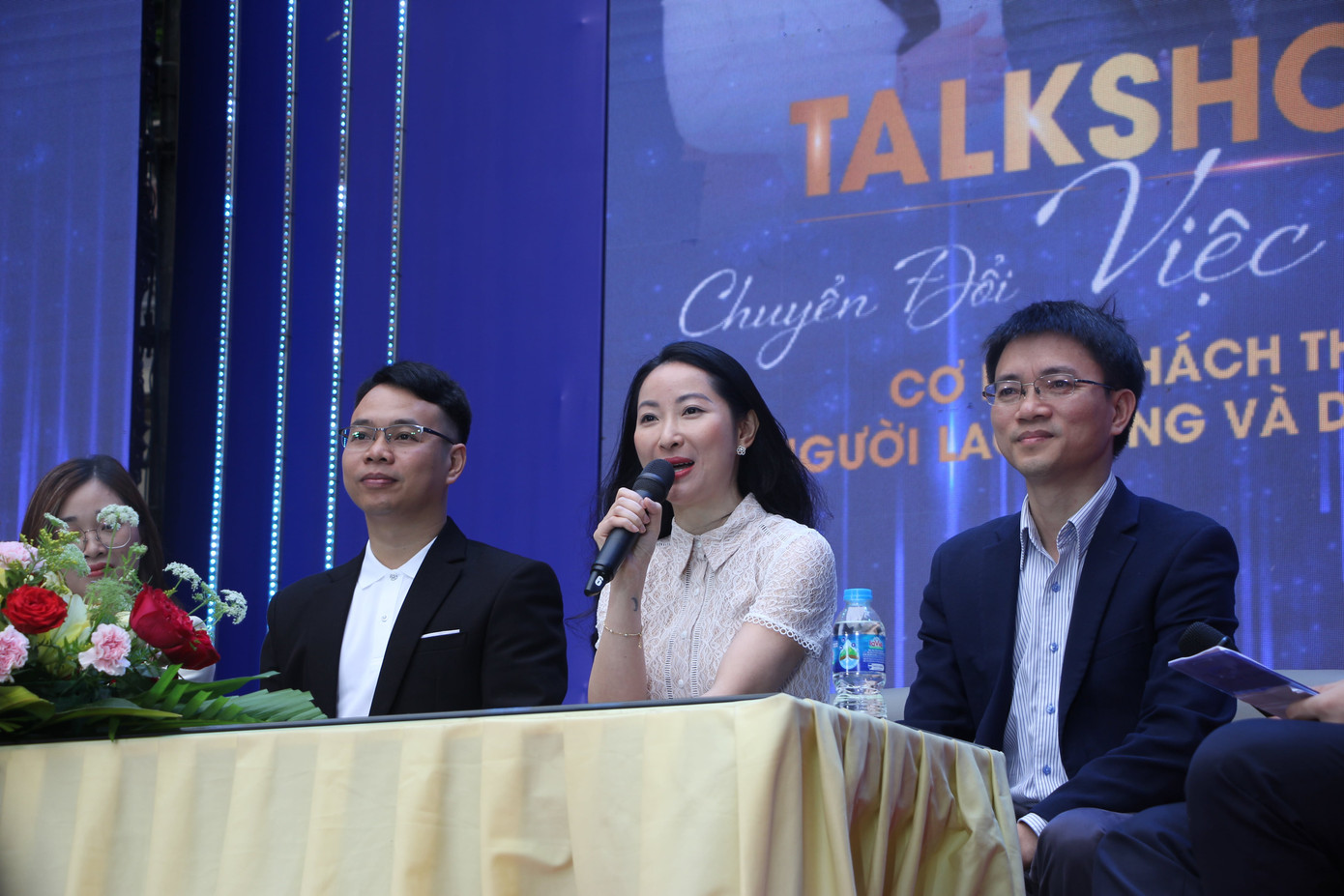 Chị Hồng Nguyễn - CEO công ty TNHH Pink House Việt Nam chia sẻ cùng các bạn sinh viên (Ảnh: Phạm Dinh). Chị Hồng Nguyễn - CEO công ty TNHH Pink House Việt Nam chia sẻ cùng các bạn sinh viên (Ảnh: Phạm Dinh).