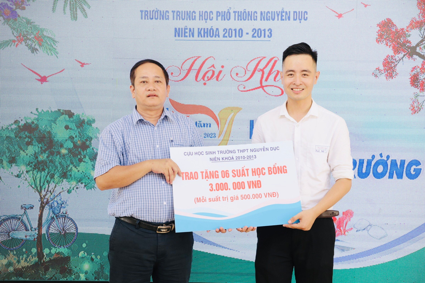 Cựu học sinh Dương Quốc Bảo trở về trường cũ và trao tặng học bổng cho các em học sinh Trường THPT Nguyễn Dục.