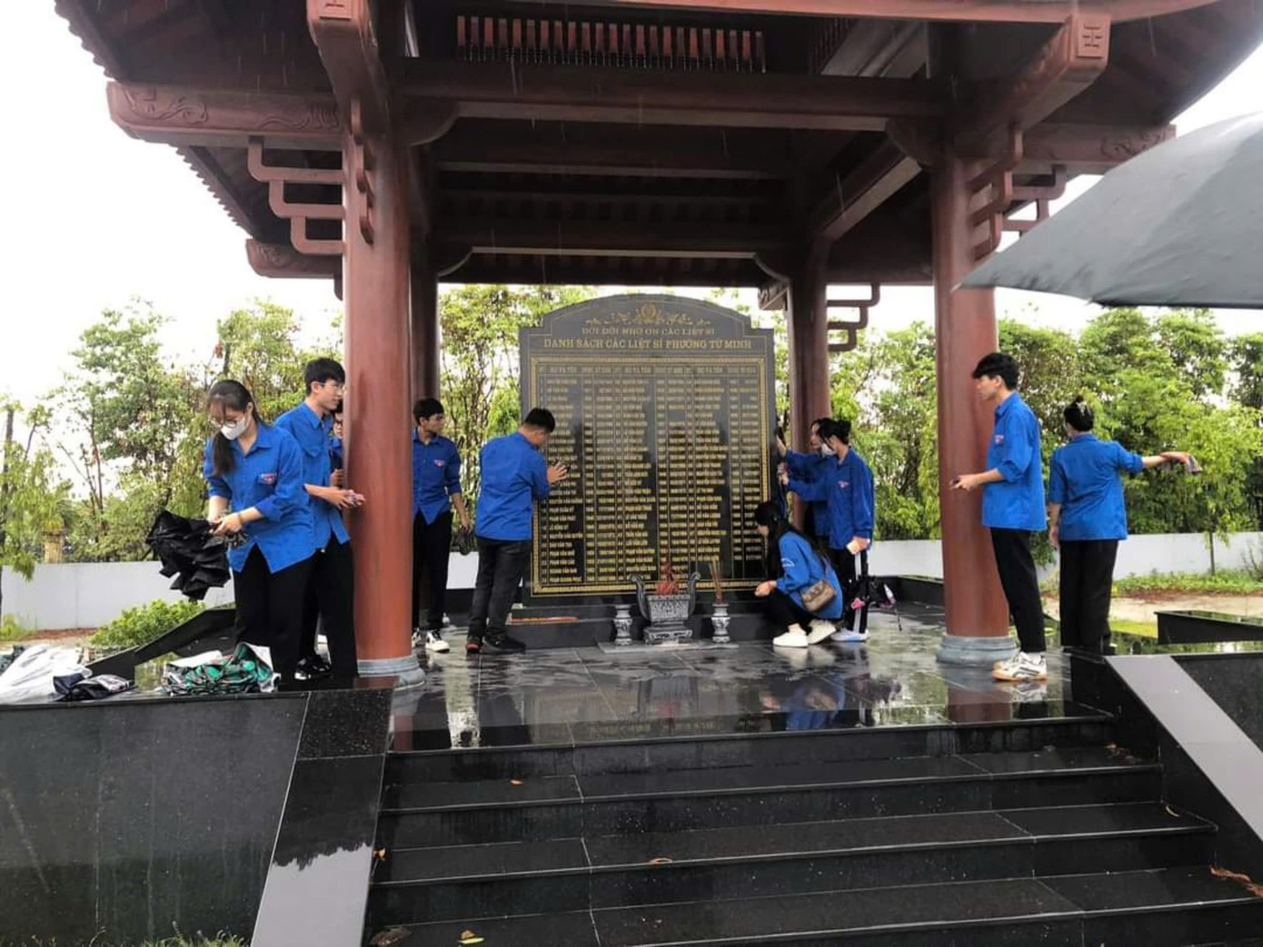 Đoàn Thanh niên phường Tứ Minh kết hợp với Đoàn Thanh niên Trường Đại học Thành Đông vệ sinh nghĩa trang sau bão và dựng biển đường Thanh niên tự quản. Đoàn Thanh niên phường Tứ Minh kết hợp với Đoàn Thanh niên Trường Đại học Thành Đông vệ sinh nghĩa trang sau bão và dựng biển đường Thanh niên tự quản.