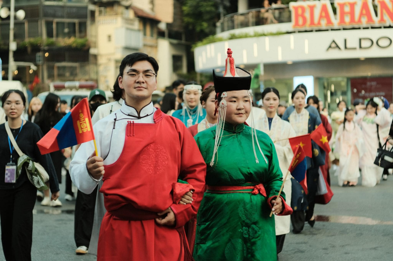 Lễ diễu hành thu hút rất nhiều bạn trẻ tham gia (Ảnh: Hà Anh)