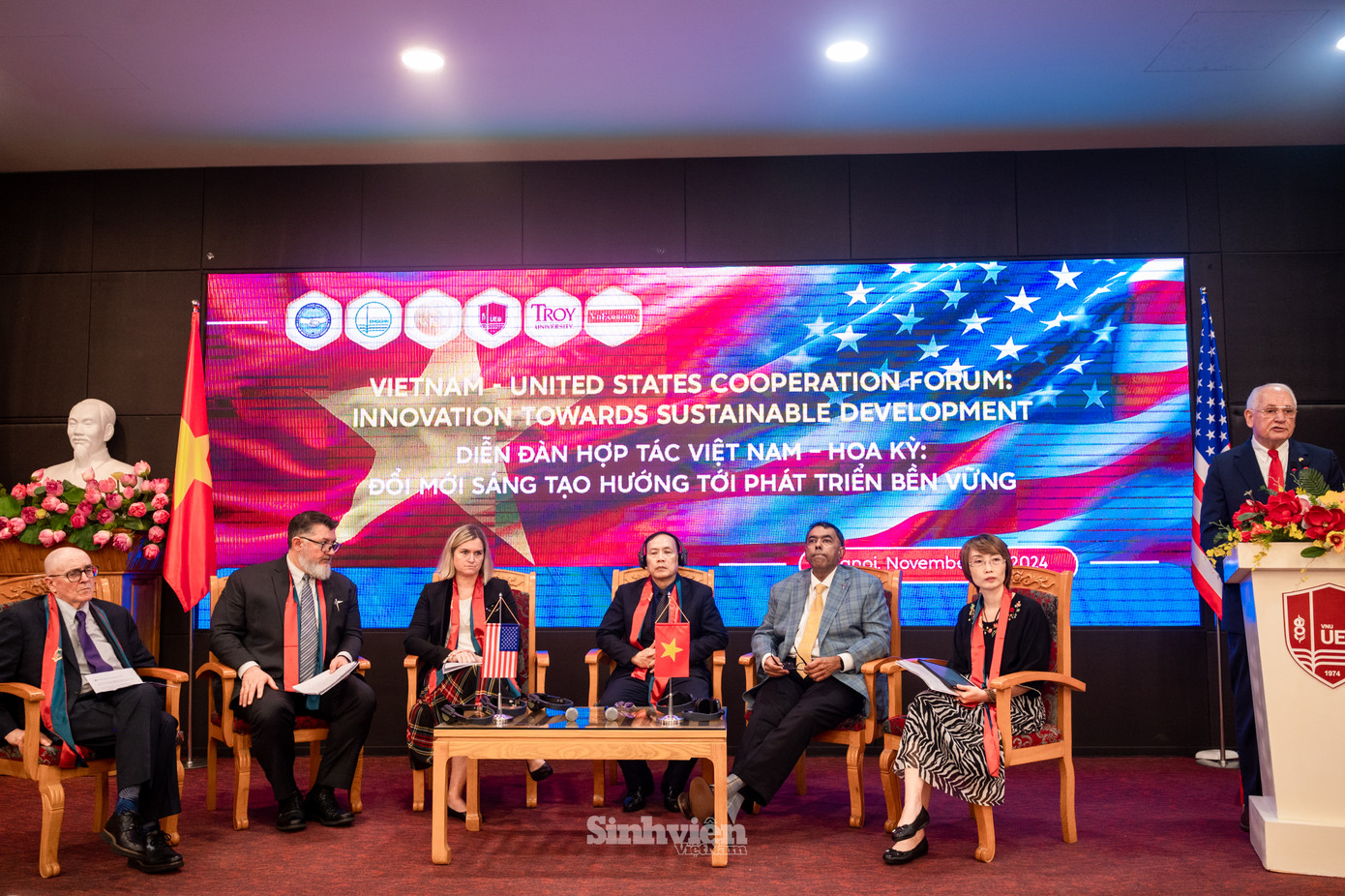 Phiên thảo luận bàn tròn thứ 2 có sự tham dự của GS. TSKH Nguyễn Đình Đức - Nguyên Chủ tịch Hội đồng Trường Đại học Công nghệ - ĐHQGHN, Phó Chủ tịch Hội Cơ học Việt Nam; ông Mr. Philip Psilos - Trưởng Dự án USAID về Hỗ trợ Phát triển Giáo dục Đại học (HEDS), Chemonics International; TS Sohail Agboatwala - Phó Giám đốc Troy University; Bà Tashina Giraud - Giám đốc Đối tác Quốc tế và Sáng kiến Chiến lược, American University; TS William J. Carroll - Chủ tịch/Nhà sáng lập Hunter Global Education và TS Hoàng Quốc Bảo - Southern Arkansas University, Nhà sáng lập/Giám đốc điều hành SPACE ASEAN.