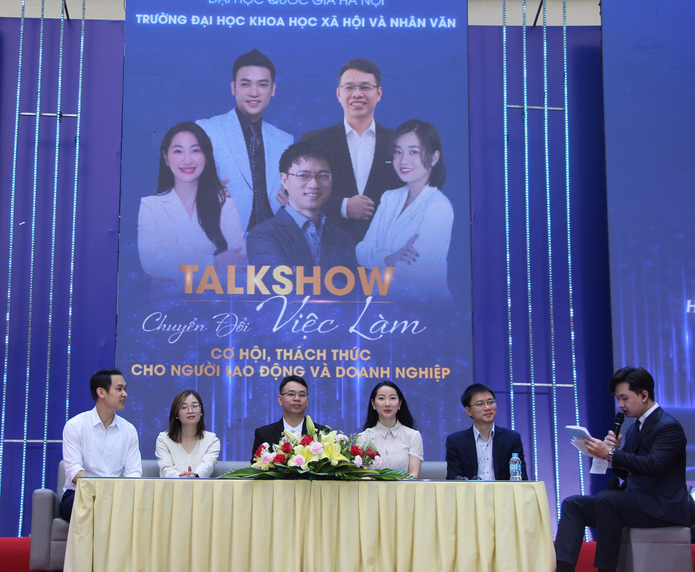Các diễn giả tại talkshow “Chuyển đổi việc làm - Cơ hội, thách thức cho người lao động và doanh nghiệp”. Các diễn giả tại talkshow “Chuyển đổi việc làm - Cơ hội, thách thức cho người lao động và doanh nghiệp”.