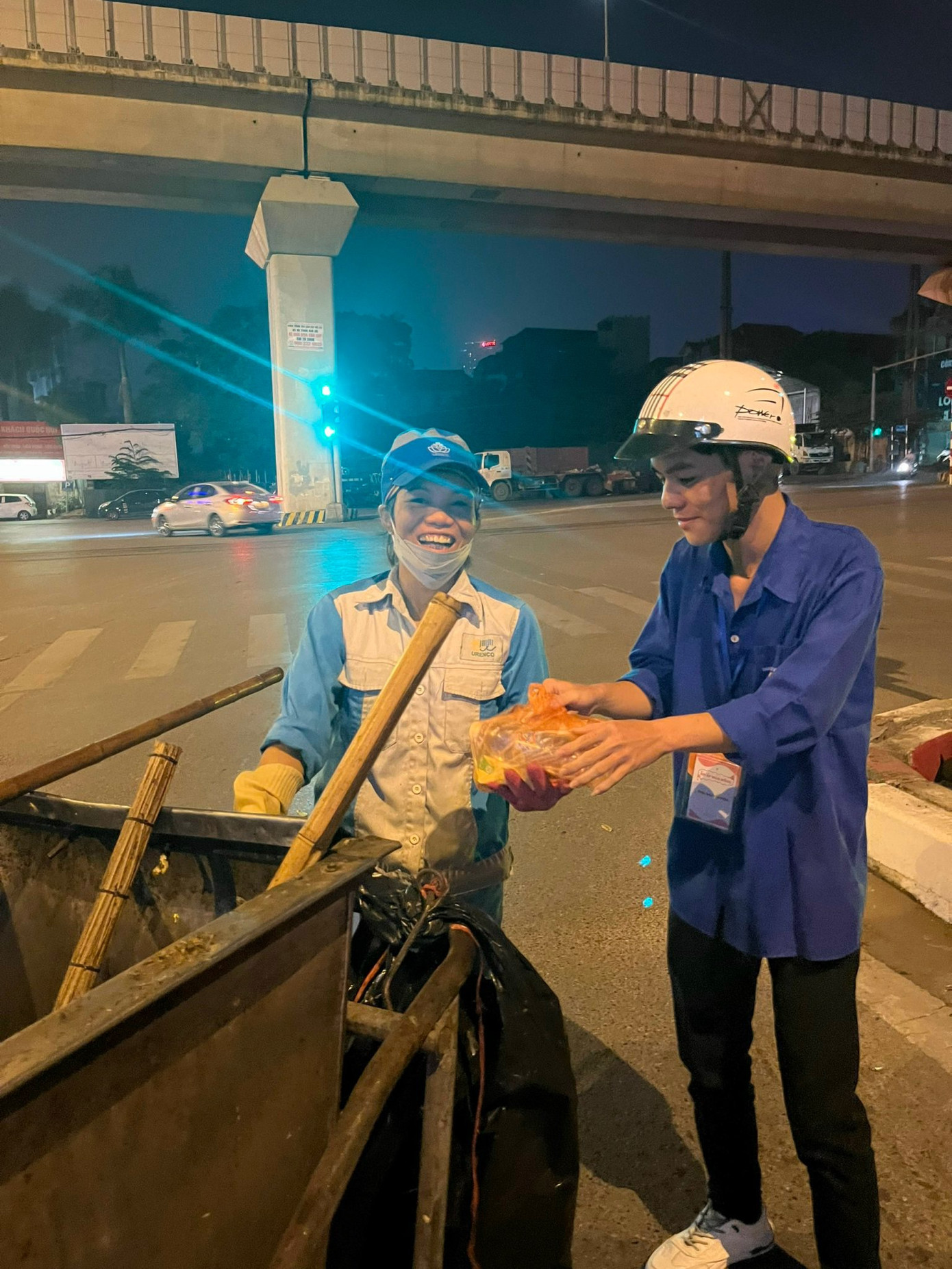 Xuân Phú dành tặng các suất quà tình nguyện.