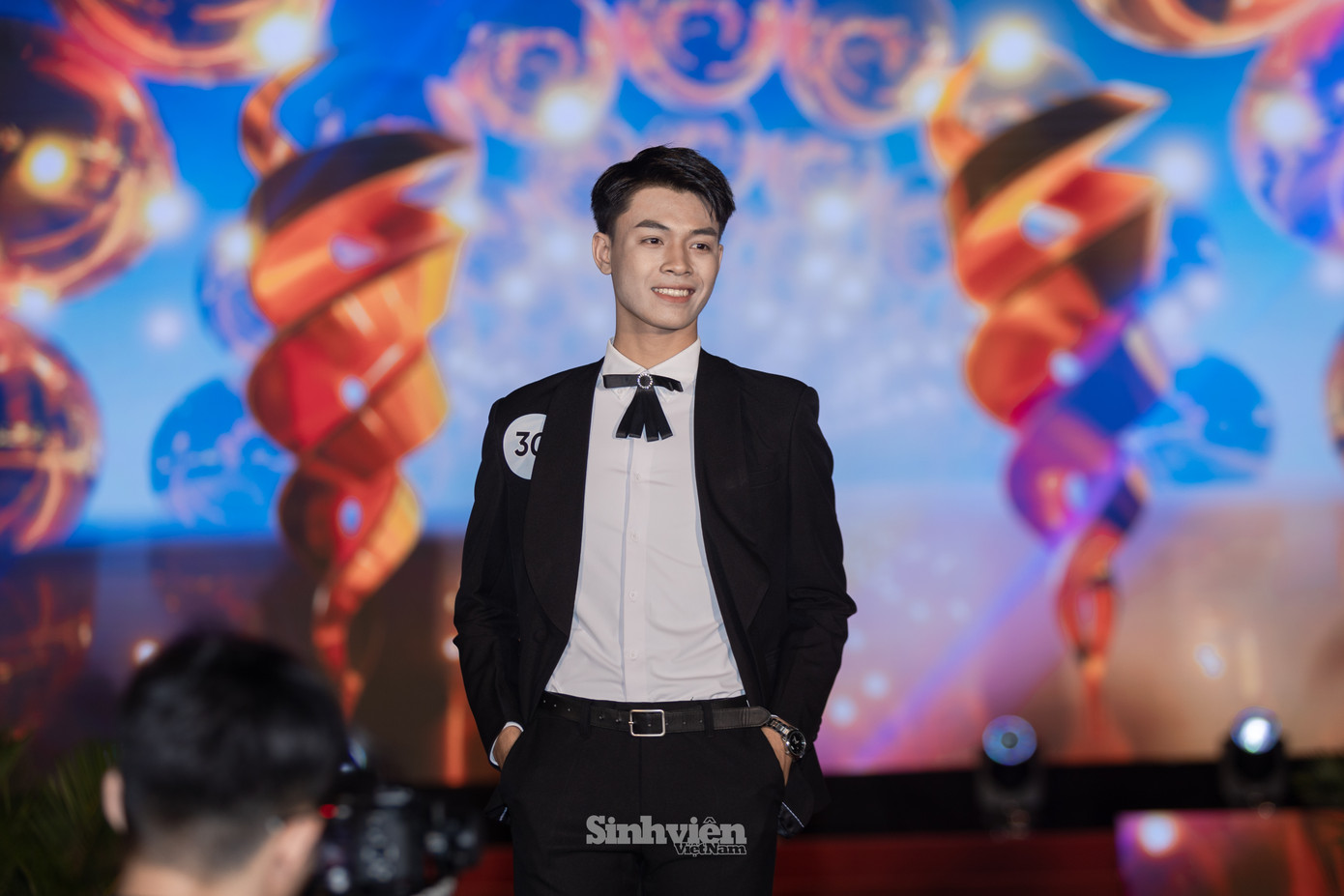 Tân Hoa khôi và Nam vương tại phần thi trình diễn trang phục dạ hội.