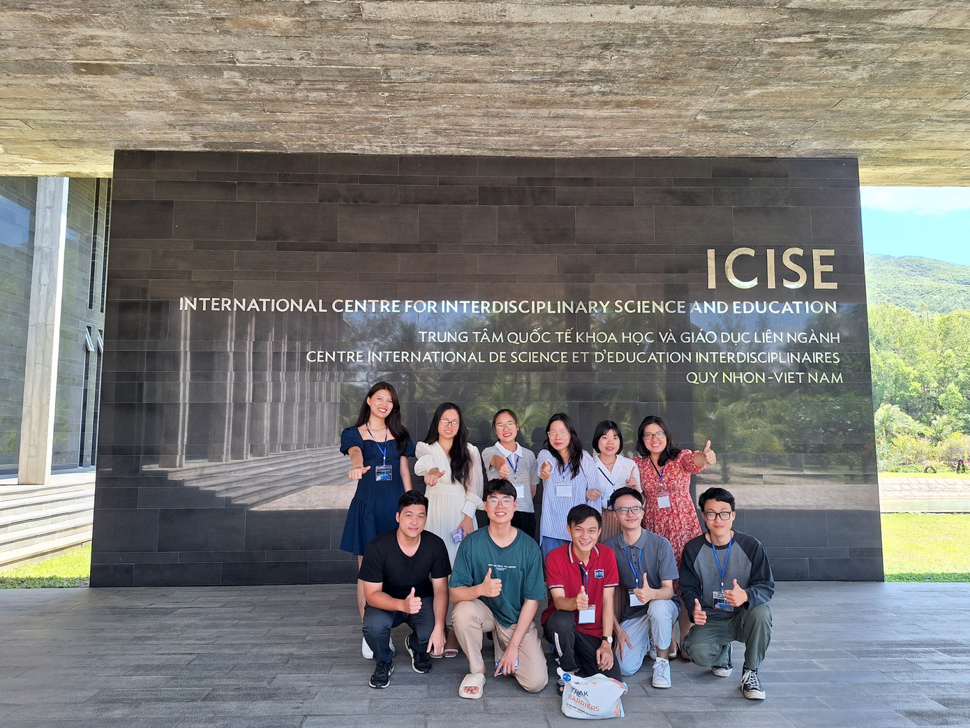 Đức Minh (áo tay dài ngoài cùng bên phải) cùng đồng đội tham gia tập huấn tại Trường hè Khoa học Việt Nam. Đức Minh (áo tay dài ngoài cùng bên phải) cùng đồng đội tham gia tập huấn tại Trường hè Khoa học Việt Nam.