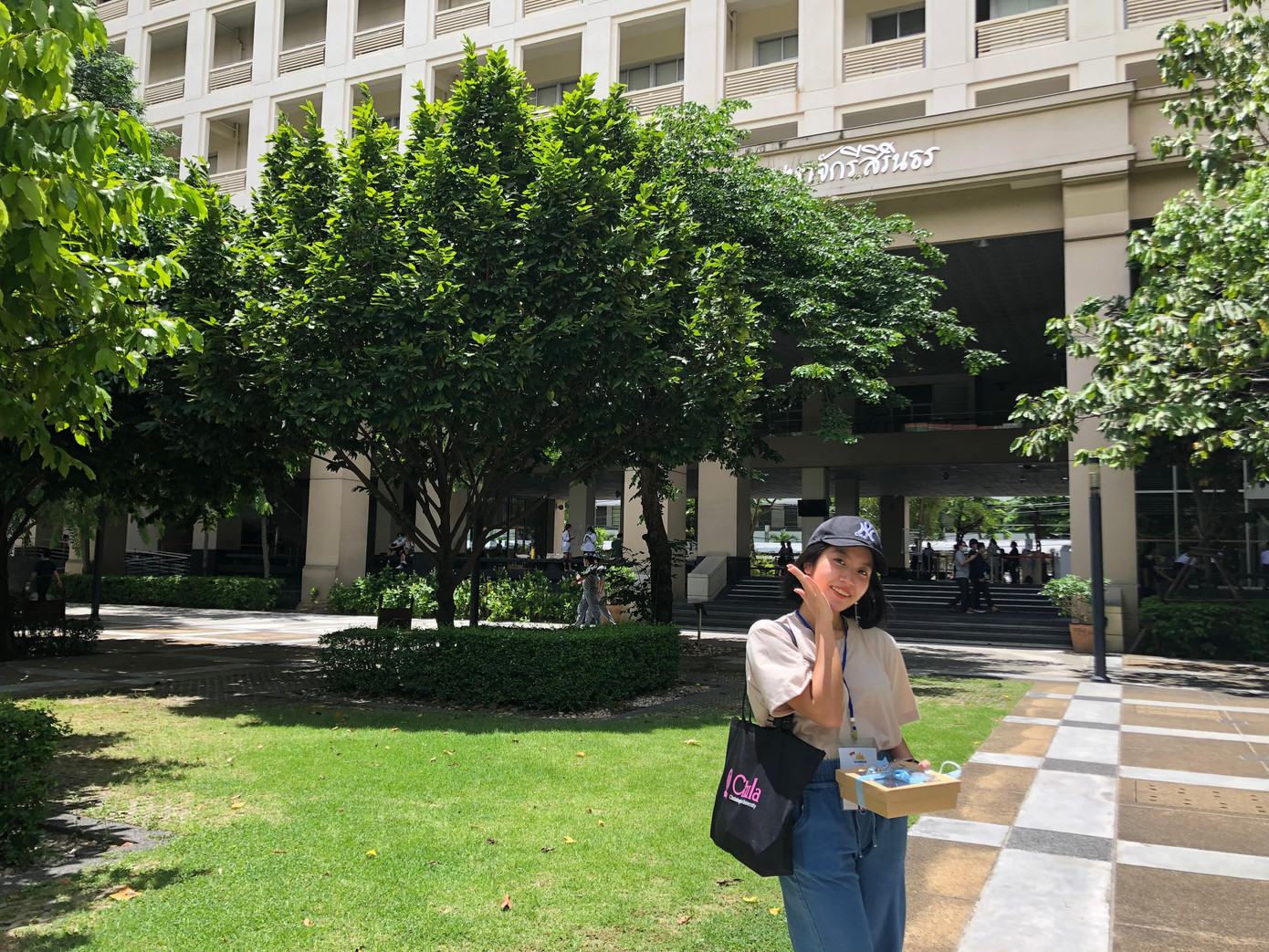 Bích Ngọc tại trường Đại học Chulalongkorn, Thái Lan. Bích Ngọc tại trường Đại học Chulalongkorn, Thái Lan.