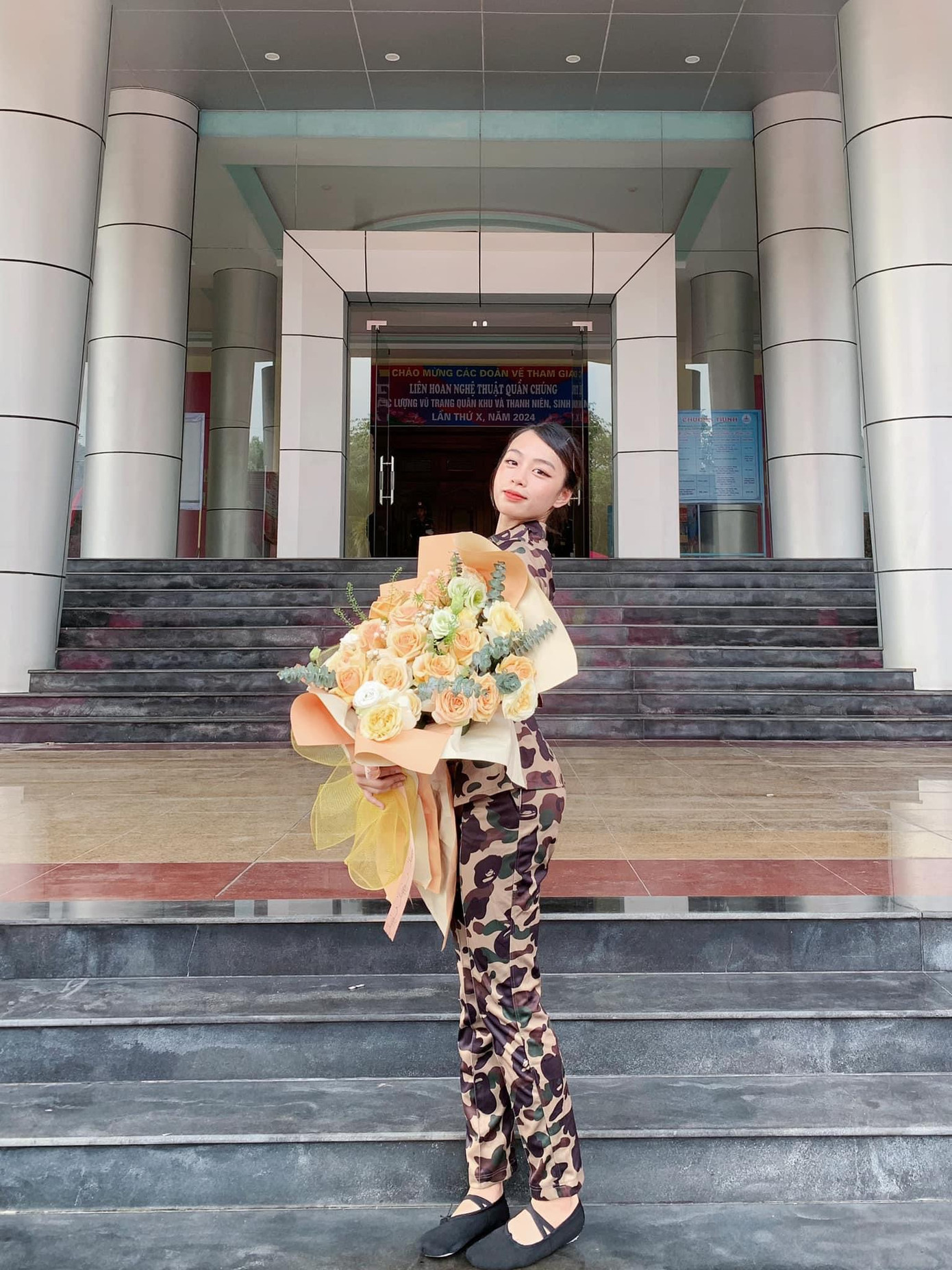 Ngọc Trâm là Chủ nhiệm Câu lạc bộ Nghệ thuật TDU. Ngọc Trâm là Chủ nhiệm Câu lạc bộ Nghệ thuật TDU.