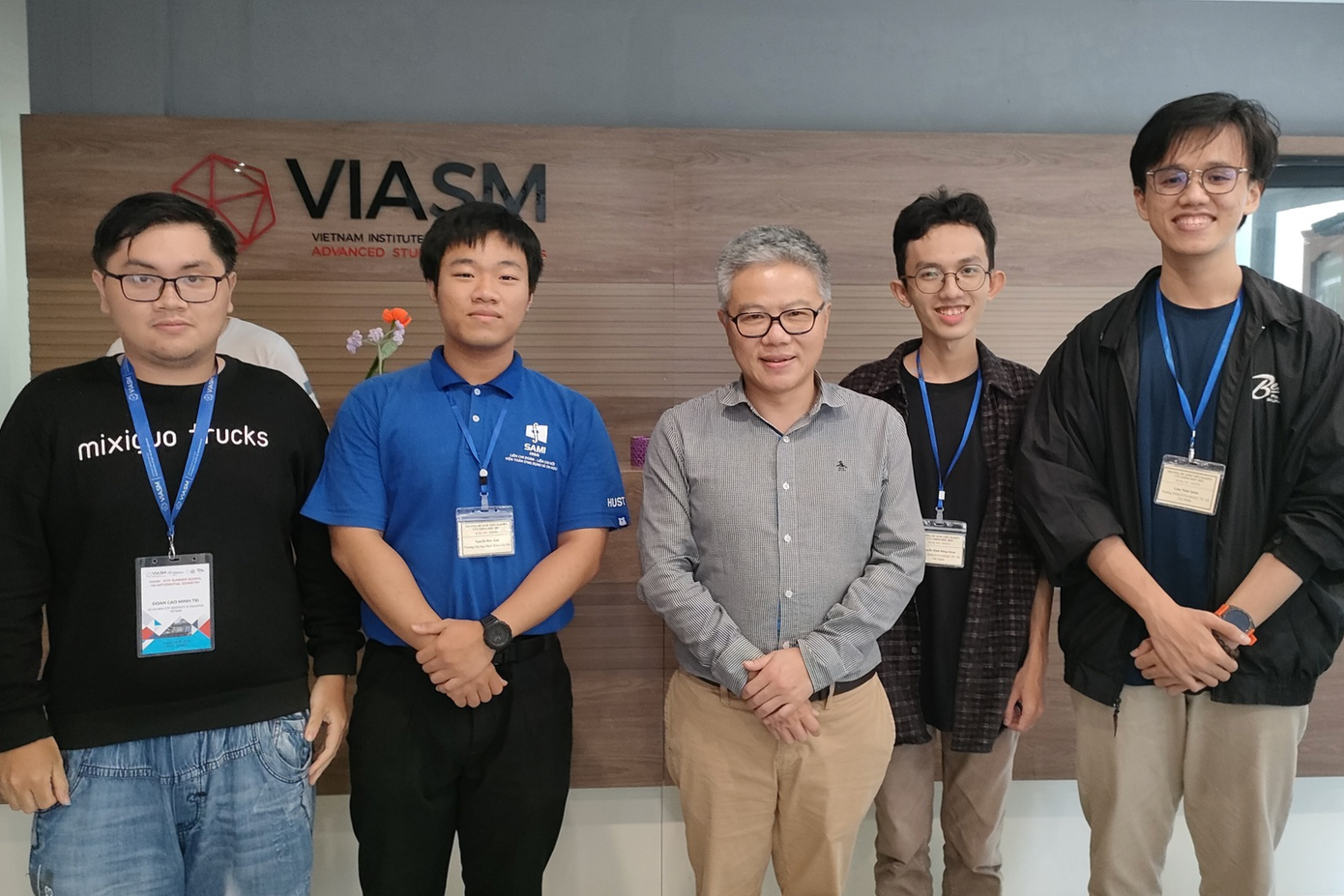 Đức Ánh và các bạn học cùng Giáo sư Ngô Bảo Châu tại Viện Nghiên cứu cao cấp về Toán. Đức Ánh và các bạn học cùng Giáo sư Ngô Bảo Châu tại Viện Nghiên cứu cao cấp về Toán.