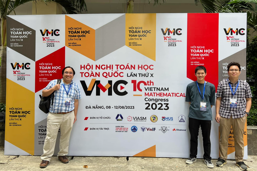 Khang và các nhà nghiên cứu tại Hội nghị Toán học toàn quốc 2023. Khang và các nhà nghiên cứu tại Hội nghị Toán học toàn quốc 2023.