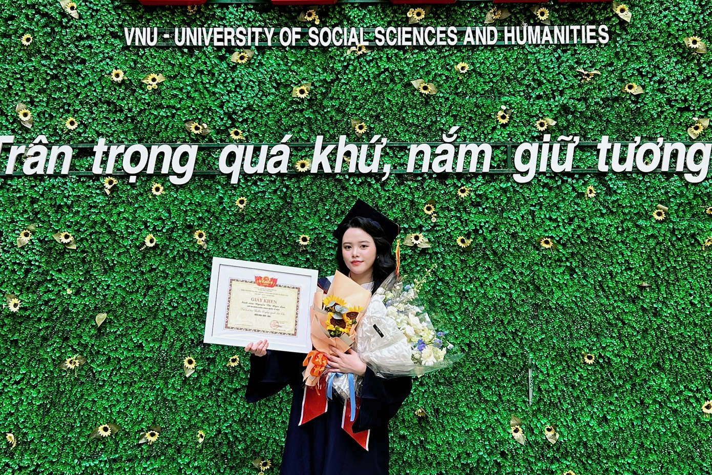 Lan chụp ảnh kỷ niệm tại khuôn viên trường. Lan chụp ảnh kỷ niệm tại khuôn viên trường.