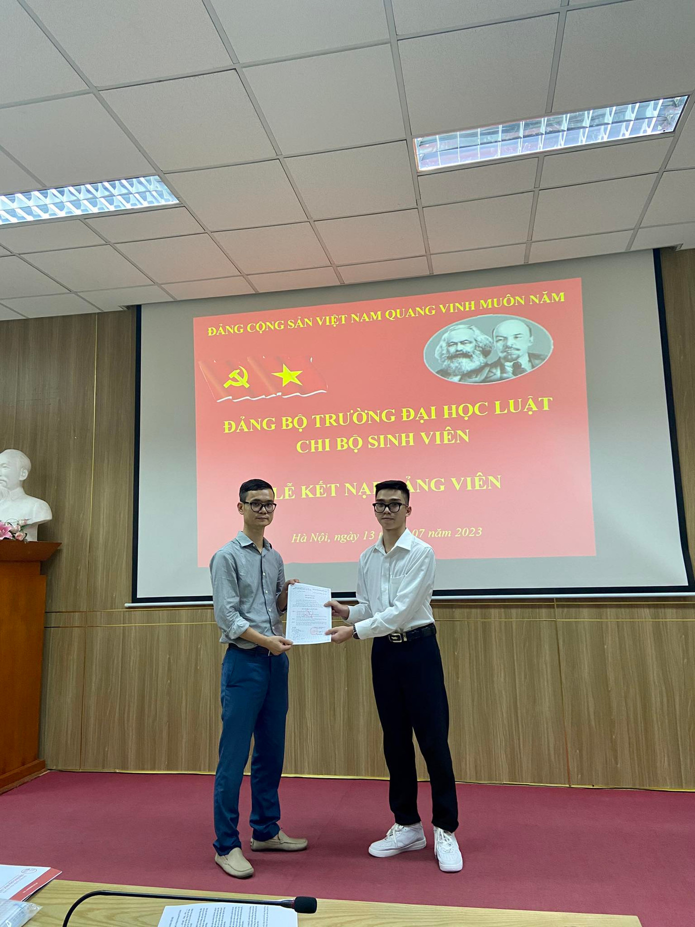 Trần Nam Anh vinh dự khi được kết nạp trở thành đảng viên Đảng Cộng sản Việt Nam. Trần Nam Anh vinh dự khi được kết nạp trở thành đảng viên Đảng Cộng sản Việt Nam.