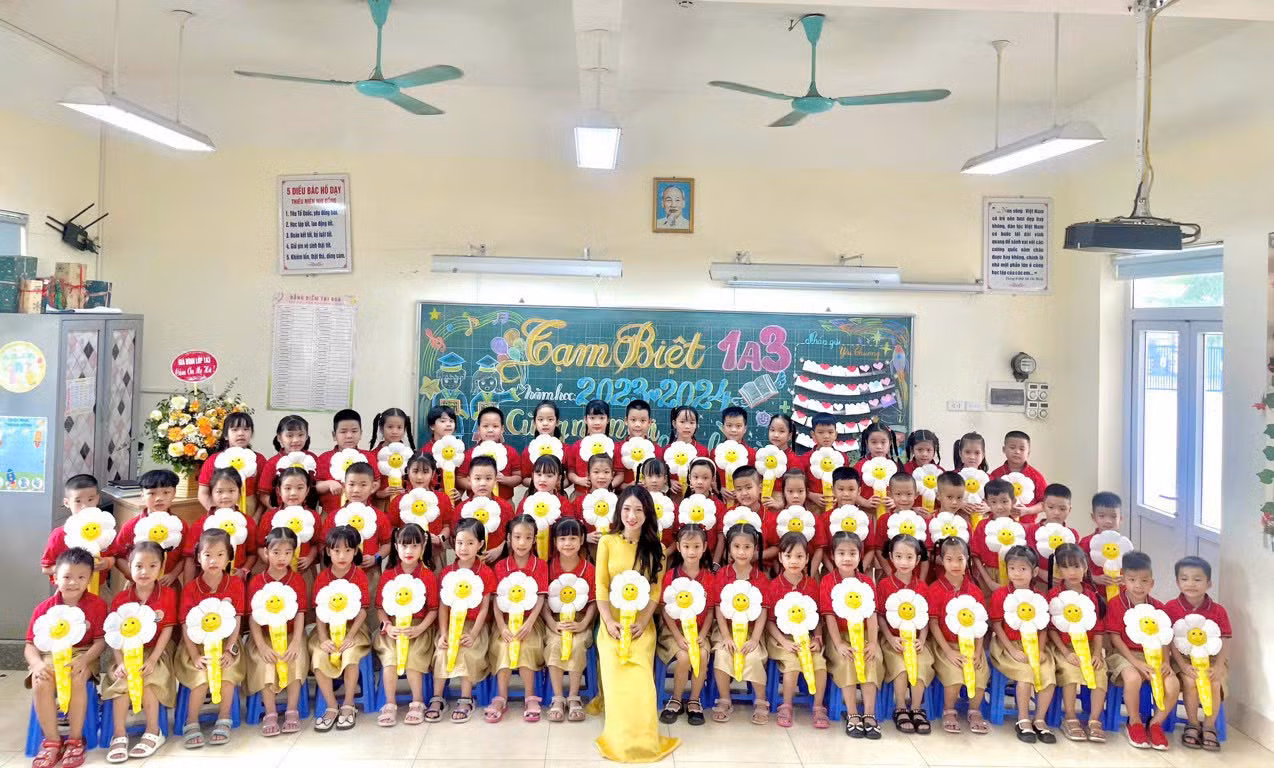 Cô Thanh Hà cùng tập thể lớp 1A3.