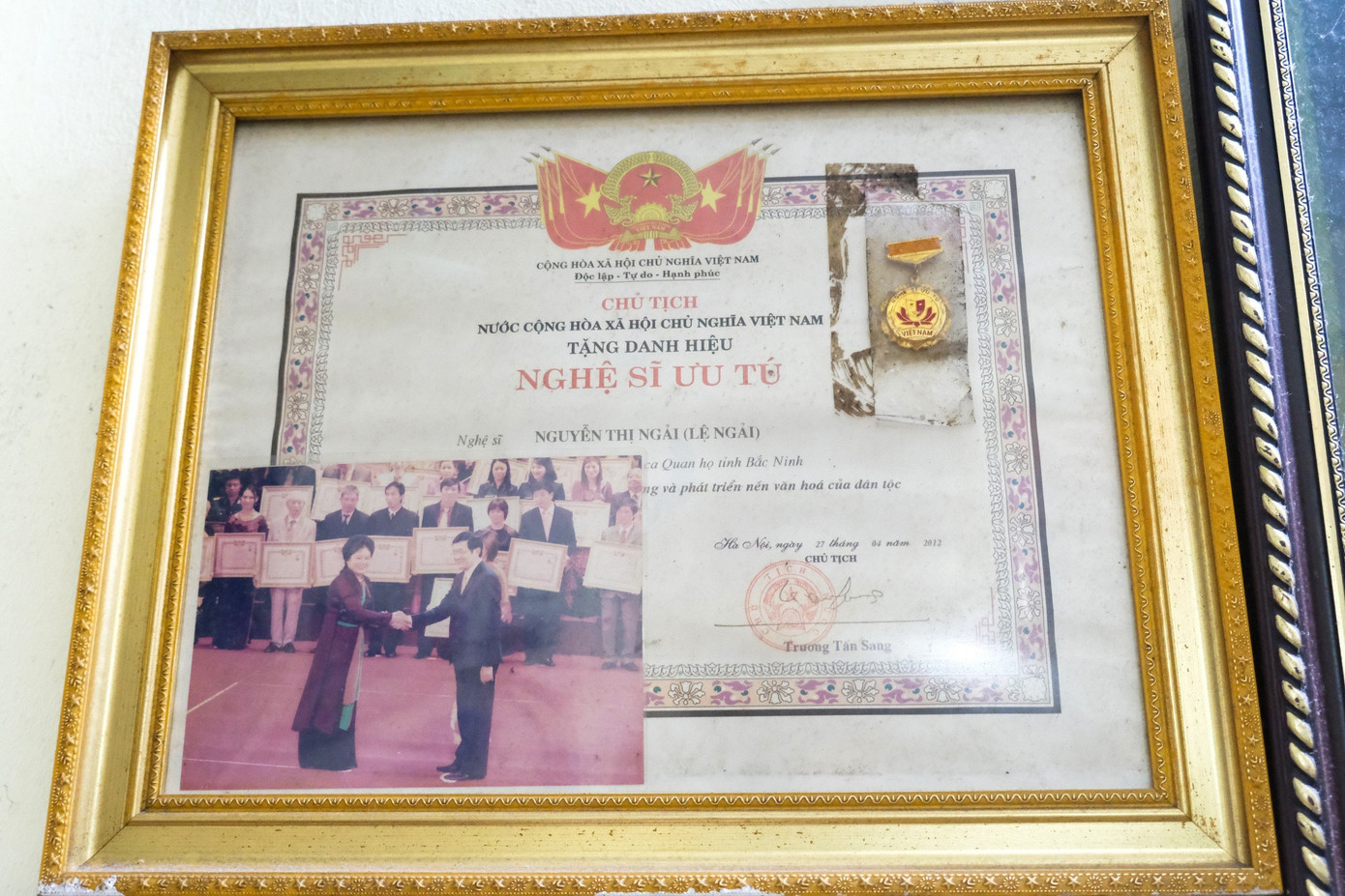 Bà Nguyễn Thị Ngải được phong tặng Nghệ sĩ ưu tú.