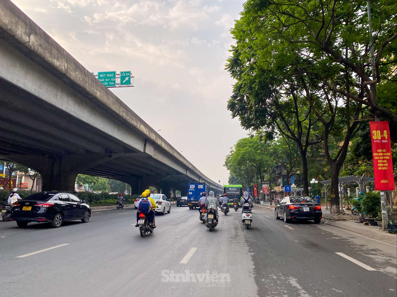 7 giờ sáng, đường Khuất Duy Tiến vắng vẻ, không ùn tắc như mọi khi. 7 giờ sáng, đường Khuất Duy Tiến vắng vẻ, không ùn tắc như mọi khi.