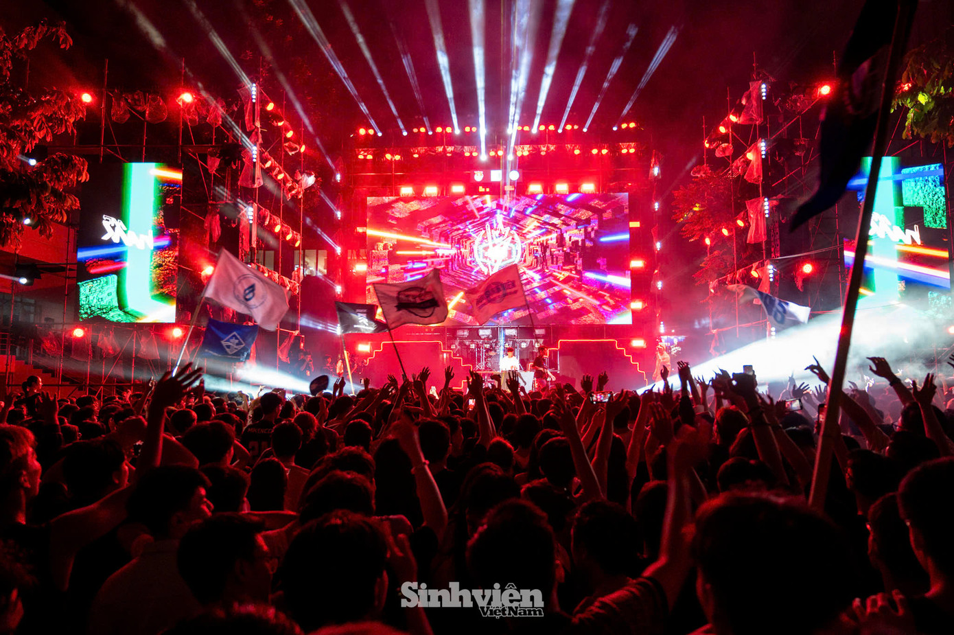 Hàng trăm sinh viên 'cháy hết mình' tại 'đại tiệc' âm nhạc Build up 2024 - Voyage.