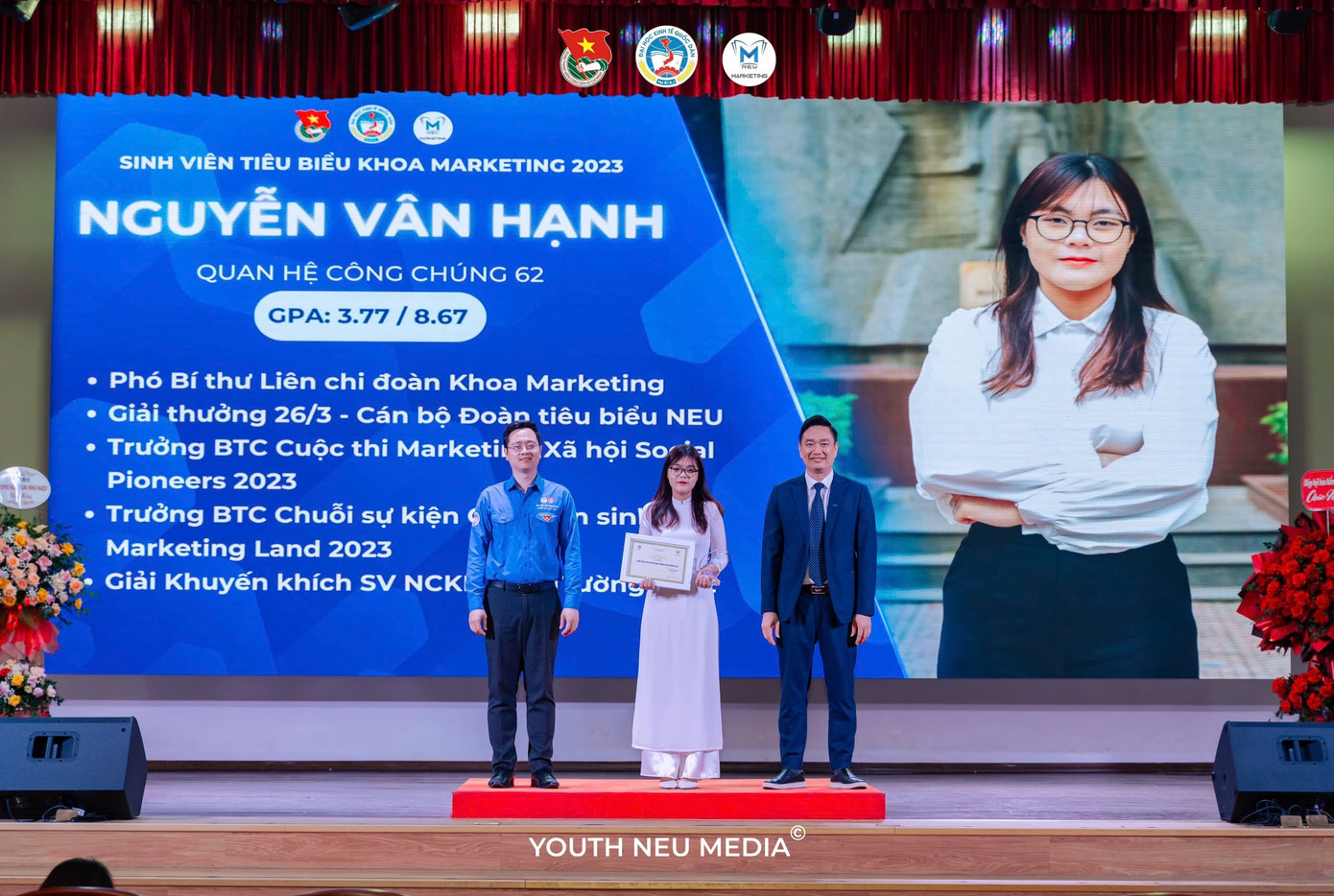 Vân Hạnh nhận giải Cán bộ Đoàn tiêu biểu 26/3 năm 2023. Vân Hạnh nhận giải Cán bộ Đoàn tiêu biểu 26/3 năm 2023.