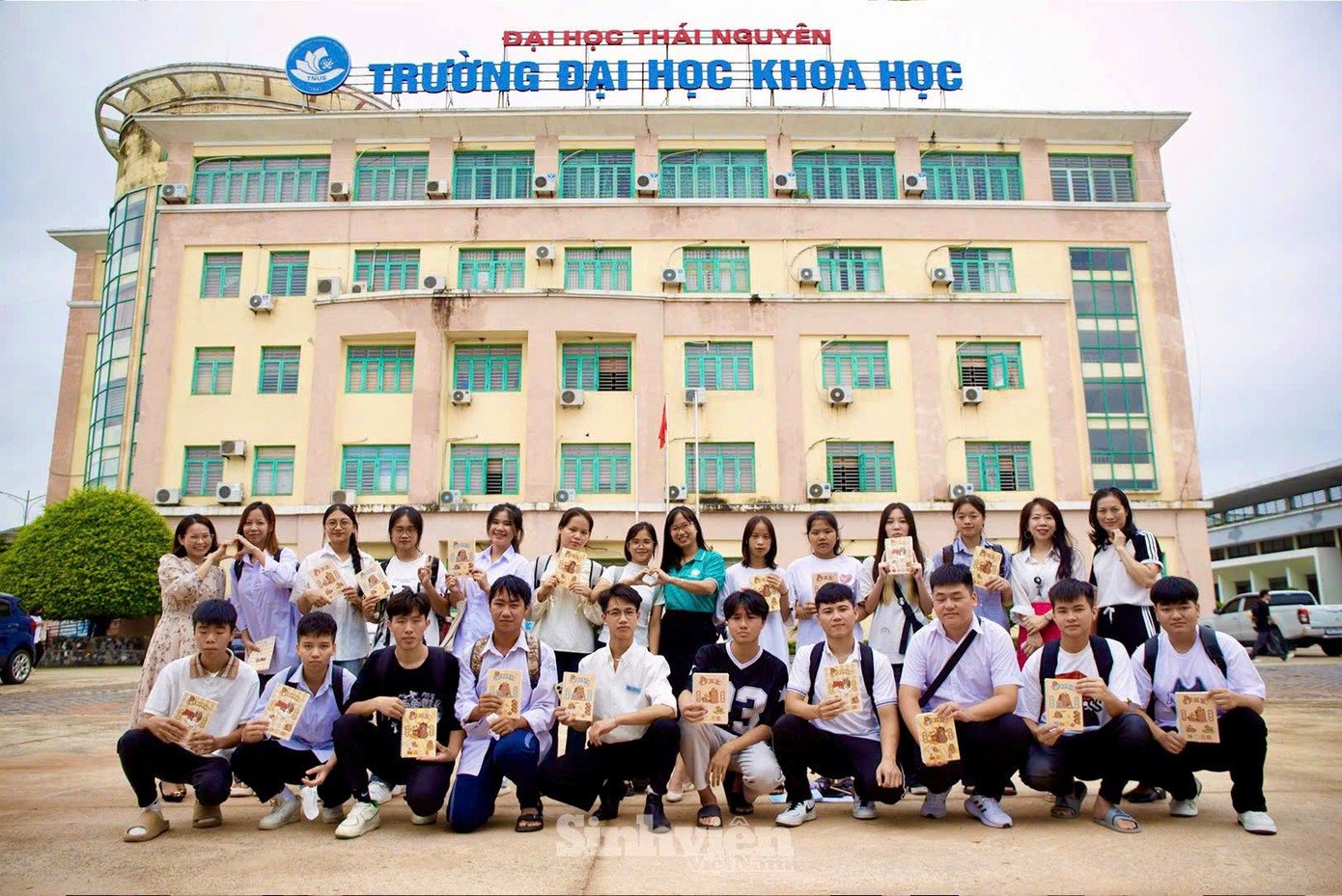 Ngày quay trở lại trường cũng là ngày đầu tiên tân sinh viên K22 đến lớp cùng bạn bè, thầy cô.