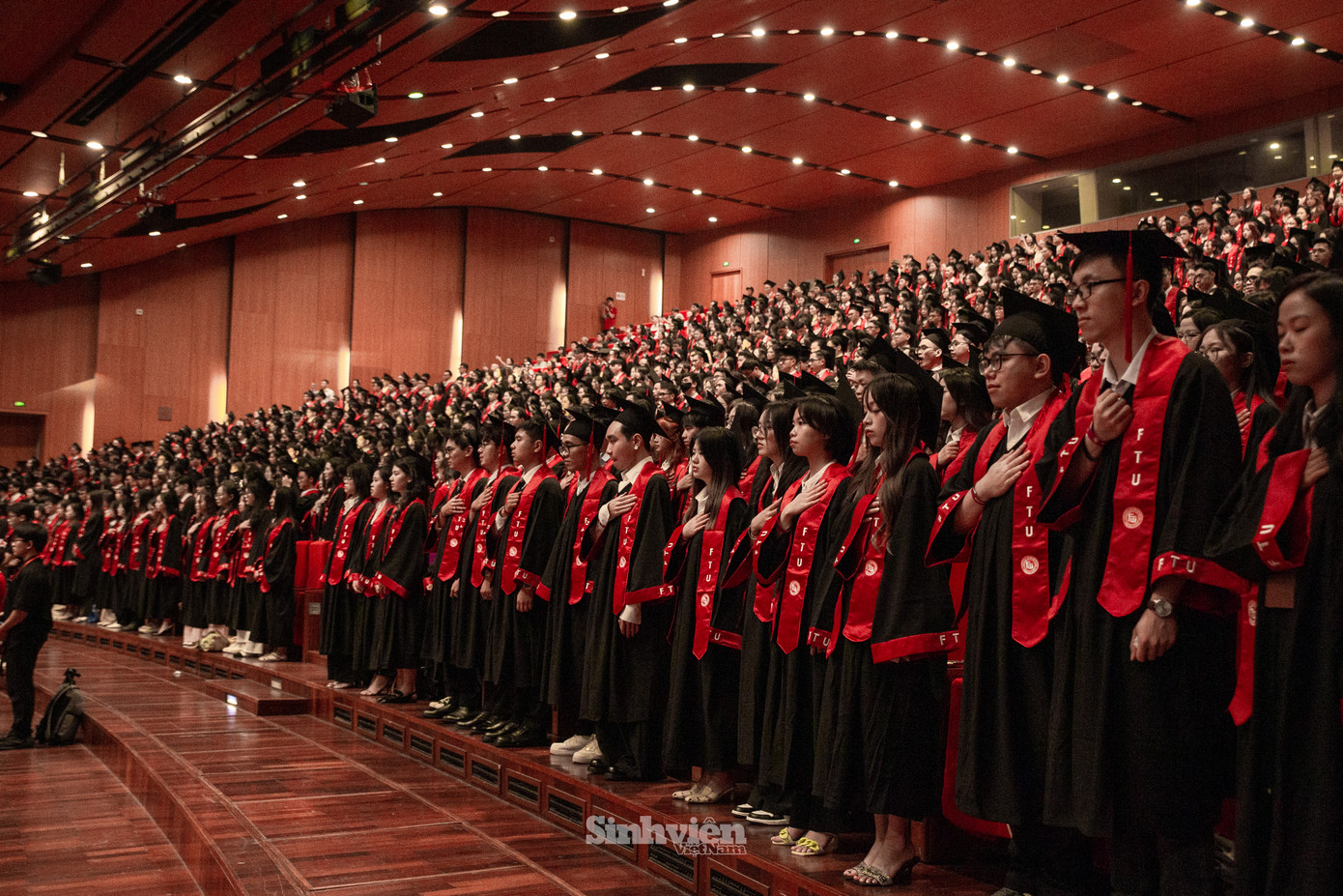 Các tân cử nhân trong giây phút tuyên thệ, nhìn lại hành trình trưởng thành cùng nhà trường cùng lời hứa danh dự mang tri thức, nhiệt huyết đóng góp vào sự nghiệp xây dựng và bảo vệ Tổ quốc.