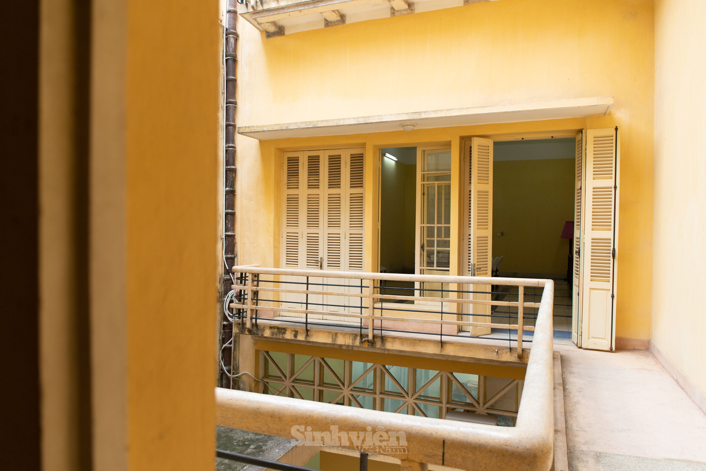 Bên cạnh là hành lang thông sang phòng làm việc của Bác và các đồng chí trong Trung ương Đảng.