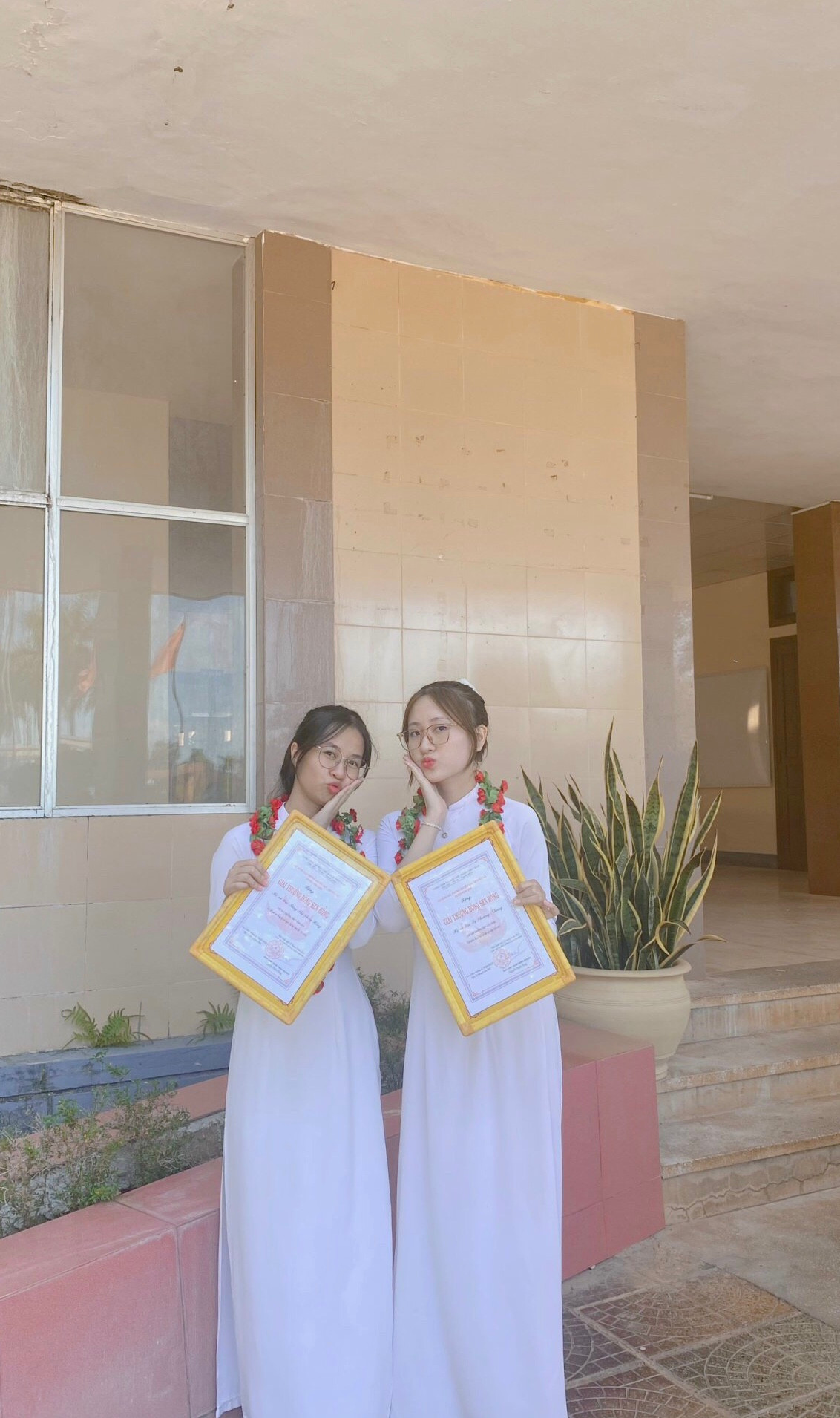 Thúy Hồng nhận giải thưởng “Bông sen hồng” về thành tích cao trong kì thi tốt nghiệp THPT Quốc gia năm 2023.