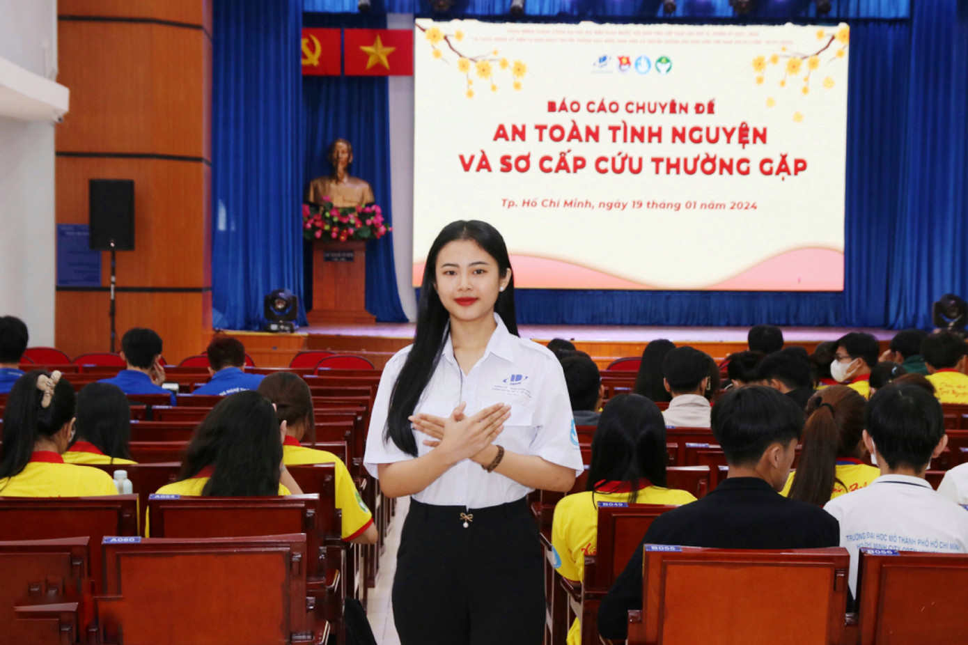 Nguyễn Thị Trang (sinh năm 2003) đang là sinh viên năm 3 chuyên ngành Tiếng Anh Thương mại, Trường Đại học Mở TP. Hồ Chí Minh. Nguyễn Thị Trang (sinh năm 2003) đang là sinh viên năm 3 chuyên ngành Tiếng Anh Thương mại, Trường Đại học Mở TP. Hồ Chí Minh.