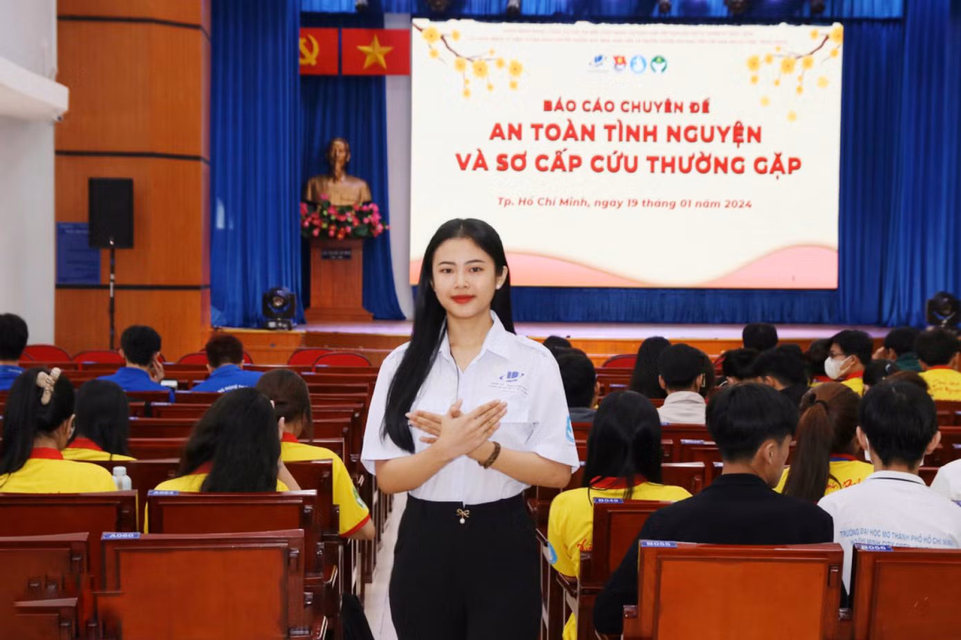 Nguyễn Thị Trang (sinh năm 2003) đang là sinh viên năm 3 chuyên ngành Tiếng Anh Thương mại, Trường Đại học Mở TP. Hồ Chí Minh.