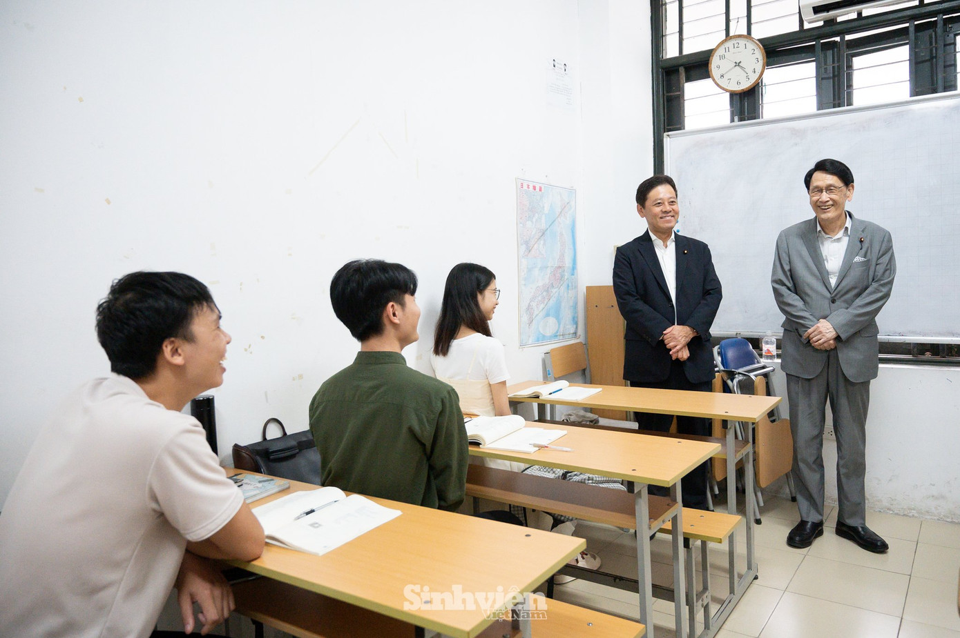 Ông Tokai Kisaburo và đoàn công tác giao lưu cùng sinh viên tại lớp học tiếng Nhật của Viện Công nghệ cao Việt Nhật. Ông Tokai Kisaburo và đoàn công tác giao lưu cùng sinh viên tại lớp học tiếng Nhật của Viện Công nghệ cao Việt Nhật.