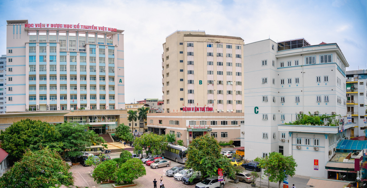 Học viện Y dược học Cổ truyền Việt Nam là một trong những trường đại học đầu tiên về Y dược học cổ truyền, Bệnh viện Tuệ Tĩnh là cơ sở thực hành của trường.