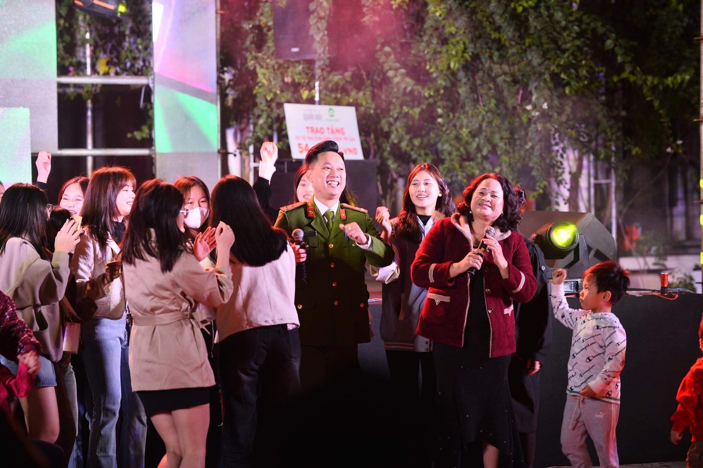 Các bạn sinh viên trường Cao đẳng Sư phạm giao lưu cùng các chiến sĩ cảnh sát.