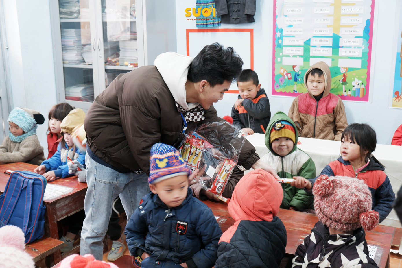 Đoàn dành tặng các em nhỏ những món quà ngập tràn yêu thương. Đoàn dành tặng các em nhỏ những món quà ngập tràn yêu thương.