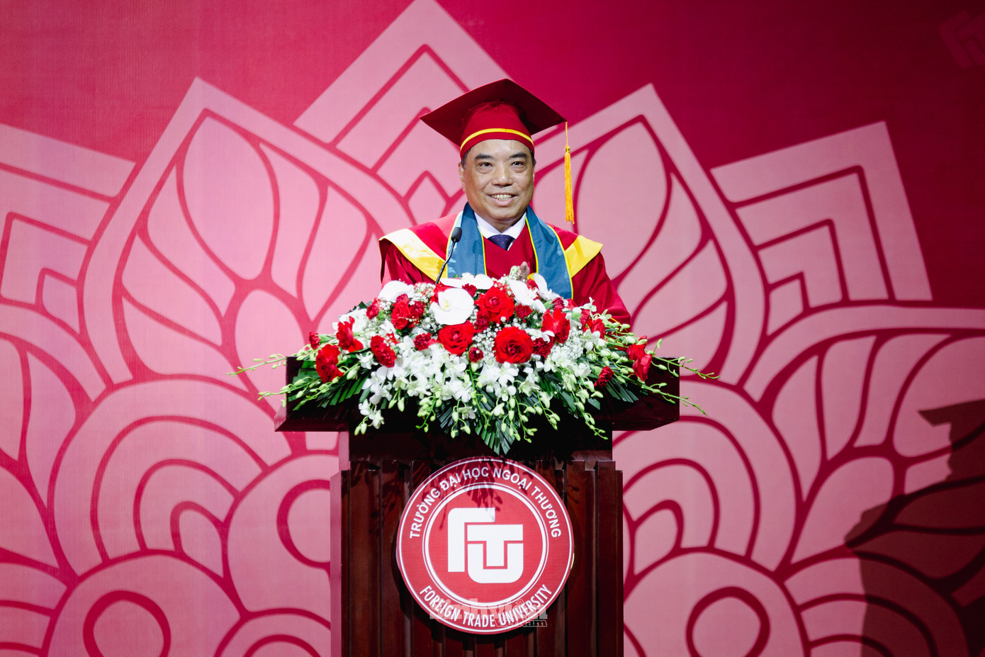 PGS. TS Bùi Anh Tuấn - Bí thư Đảng uỷ, Hiệu trưởng Trường Đại học Ngoại thương phát biểu công nhận tốt nghiệp, gửi lời chúc mừng tới các tân cử nhân và gia đình. “Với tuổi trẻ, các em đang mang trong mình những hoài bão, các em đang ấp ủ và nuôi dưỡng những điều lớn lao tốt đẹp. Hoài bão của tuổi trẻ đã thúc đẩy các em, dẫn dắt các em, nảy sinh ngọn lửa sáng tạo, nuôi dưỡng ước mơ lớn dần, khi đó không còn là hoài bão của cá nhân mà đã gom góp trở thành hoài bão, động lực cho sự phát triển của xã hội. Trong bối cảnh thế giới nhiều biến động, Thầy biết con đường nuôi dưỡng hoài bão, ước mơ không nhẹ nhàng, không đơn giản, có khi gập ghềnh và bất lợi nhưng Thầy tin rằng chúng ta sẽ luôn luôn chọn sự tử tế, luôn sống với lòng biết ơn cuộc đời từ những điều nhỏ bé, luôn sẵn lòng sẻ chia và trao sự yêu thương, giúp đỡ với người cần nó, biết lắng nghe và cúi mình trước điều to lớn trong biển tri thức nhân loại để tích lũy kiến thức cho mình, trở thành một công dân toàn cầu có trách nhiệm với bản thân, với gia đình và trên hết là trách nhiệm với xã hội. Các em sẽ cảm nhận rõ hơn về mục đích sống, về những giá trị và ý nghĩa mà bản thân có thể mang lại cho cuộc sống này” - PGS. TS Bùi Anh Tuấn chia sẻ.