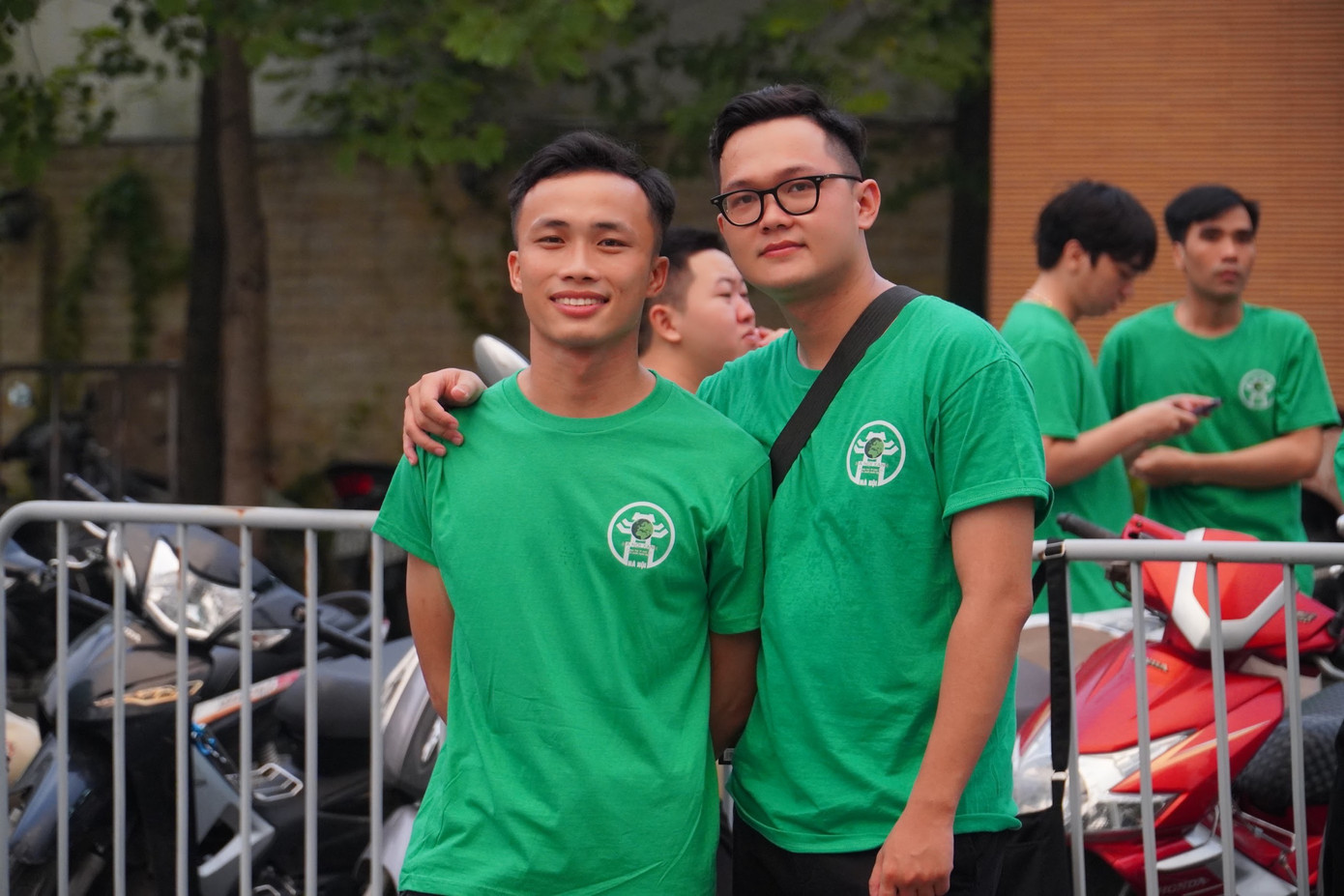 Phạm Khắc Tùng (ngoài cùng bên trái) đang là Trưởng Ban Sự kiện tại tổ chức Hà Nội Xanh.