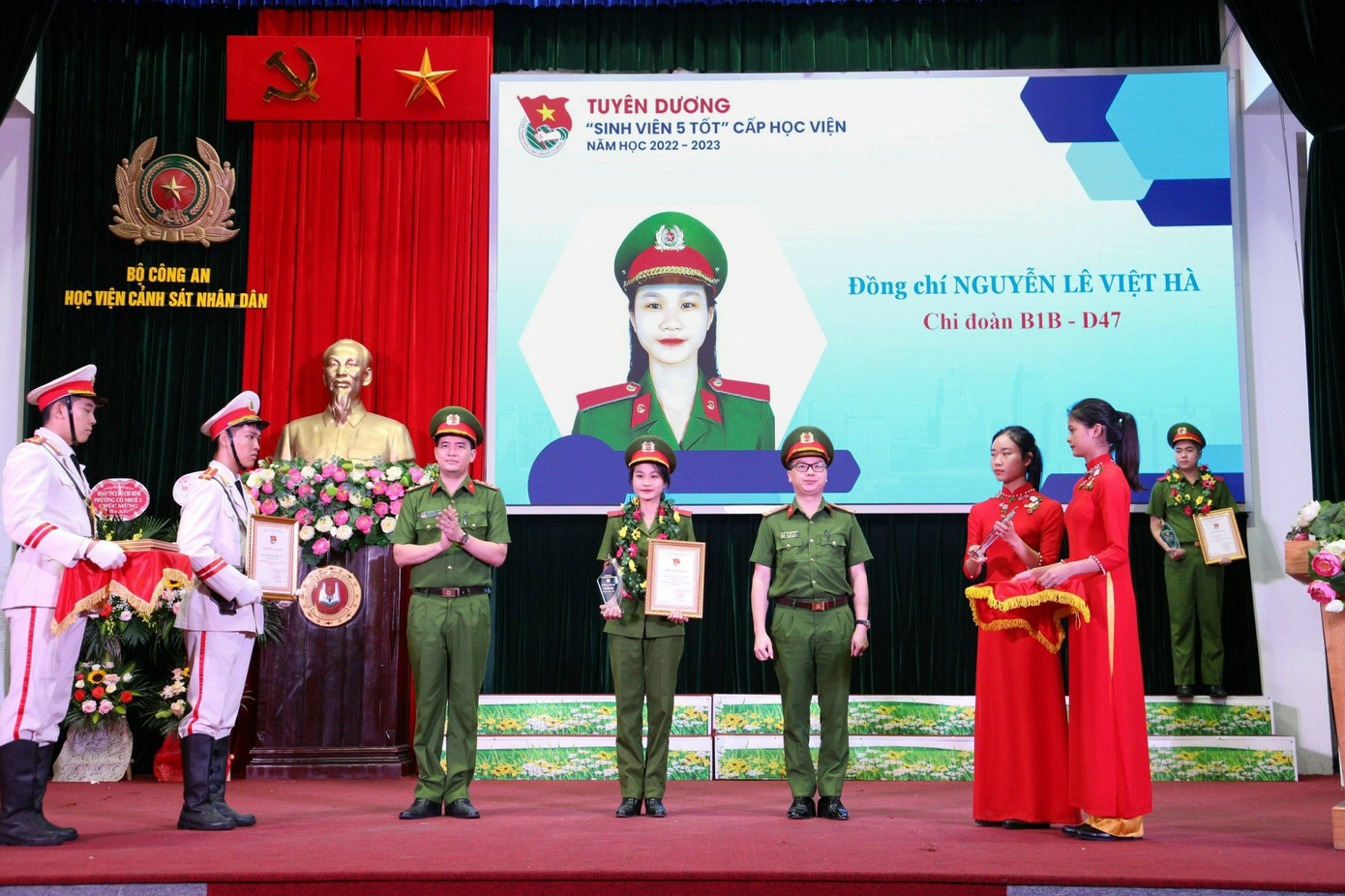 Hà đạt nhiều thành tích cao trong quá trình học tập và rèn luyện tại Học viện Cảnh sát nhân dân.