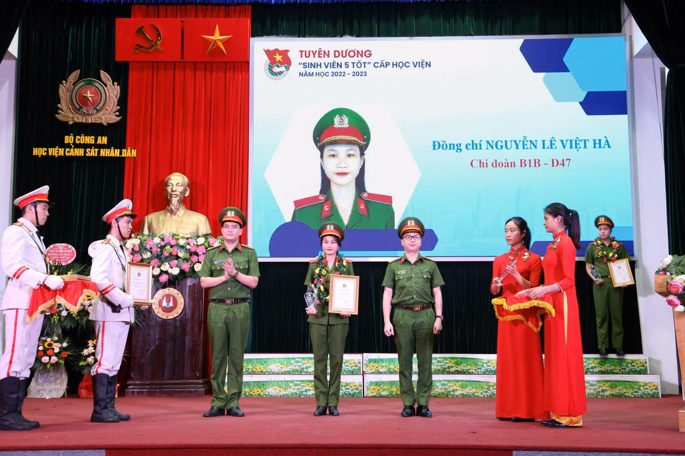 Hà đạt nhiều thành tích cao trong quá trình học tập và rèn luyện tại Học viện Cảnh sát nhân dân.