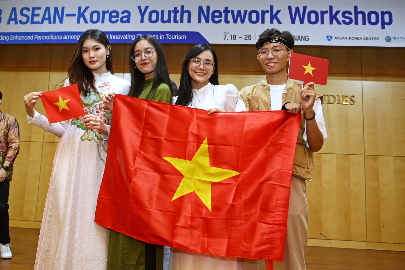 Bình Nhi trong đoàn Đại biểu Việt Nam tham dự chương trình Hội thảo Mạng lưới Thanh niên ASEAN - Hàn Quốc tại Hàn Quốc năm 2023.