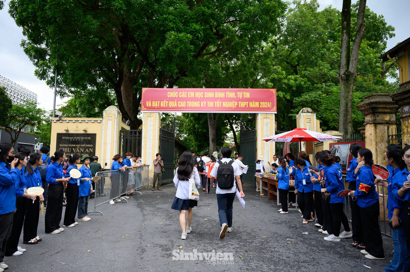 Tại các điểm thi, đội hình thanh niên tình nguyện luôn có mặt để hỗ trợ các sĩ tử và phụ huynh.