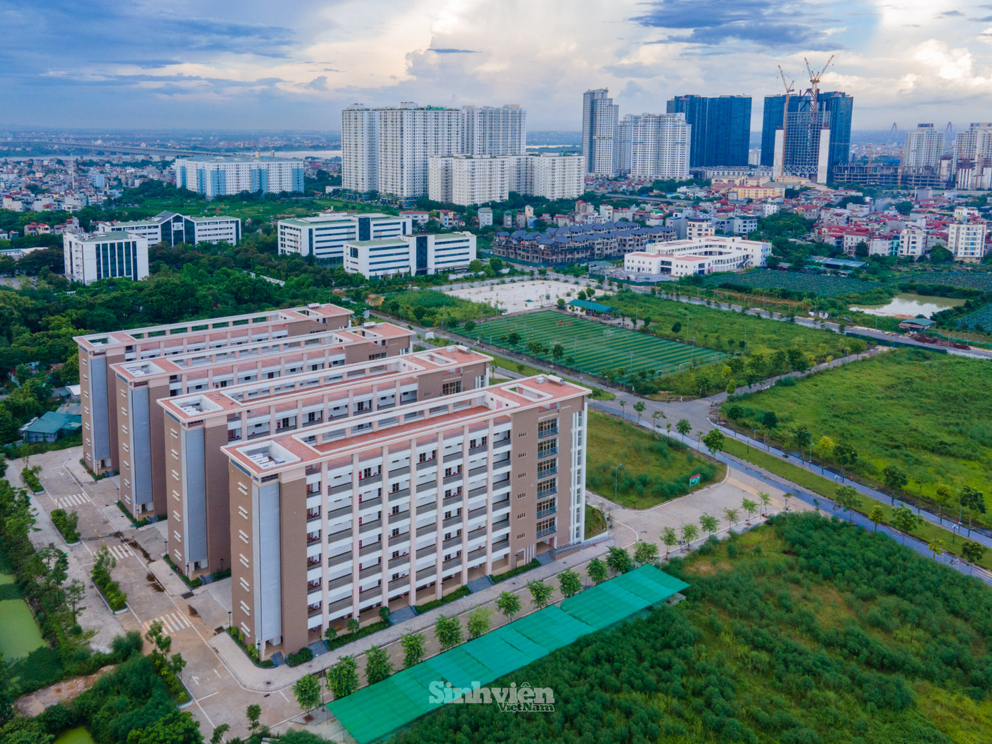 Khối giảng đường của Học viện Tài chính tại cơ sở mới (69 Đức Thắng, phường Đức Thắng, quận Bắc Từ Liêm). Khối giảng đường của Học viện Tài chính tại cơ sở mới (69 Đức Thắng, phường Đức Thắng, quận Bắc Từ Liêm).