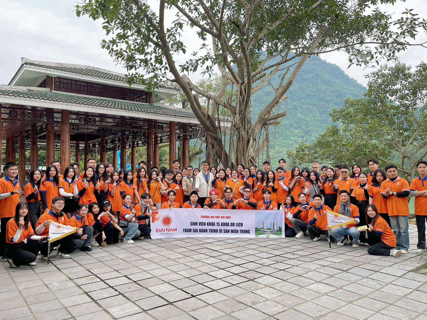 Sáng 17/12, đoàn tham quan Động Phong Nha nằm trong quần thể di sản thiên nhiên thế giới Phong Nha - Kẻ Bàng. Các bạn không chỉ được chiêm ngưỡng sự kỳ vĩ của hang động mà còn hiểu sâu hơn về giá trị bảo tồn thiên nhiên. Trải nghiệm này giúp sinh viên trân trọng hơn tài nguyên du lịch và nhận thức rõ ràng về vai trò của du lịch bền vững.