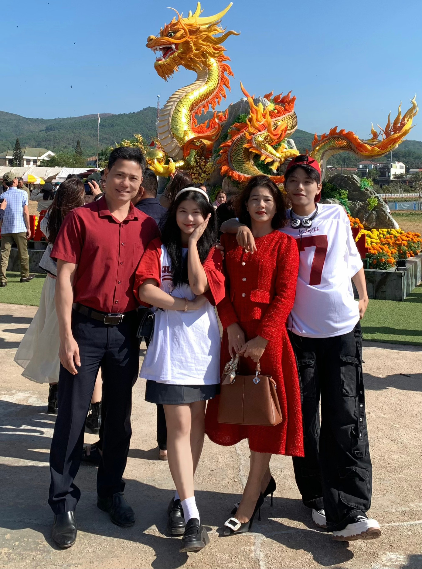 Thảo Nhi và gia đình tại quê nhà Quảng Trị trong kỳ nghỉ Tết Giáp Thìn. Thảo Nhi và gia đình tại quê nhà Quảng Trị trong kỳ nghỉ Tết Giáp Thìn.