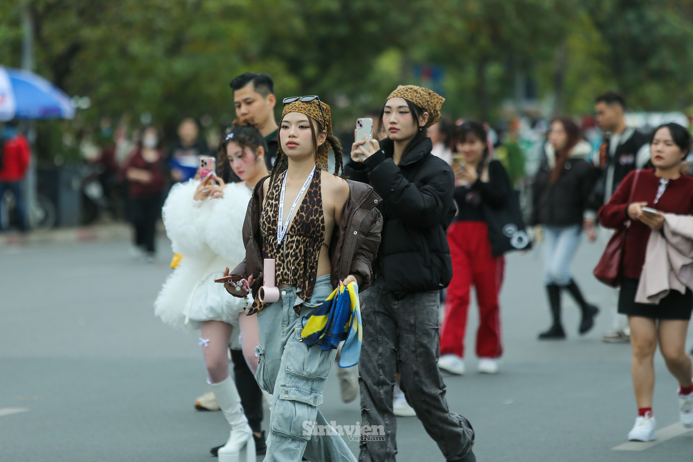 Không khí sôi động trước giờ diễn, các bạn trẻ diện những bộ 'outfit' ấn tượng.