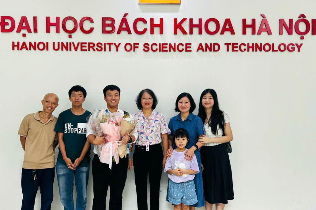 Ánh cùng gia đình trong ngày bảo vệ đồ án tốt nghiệp. Ánh cùng gia đình trong ngày bảo vệ đồ án tốt nghiệp.