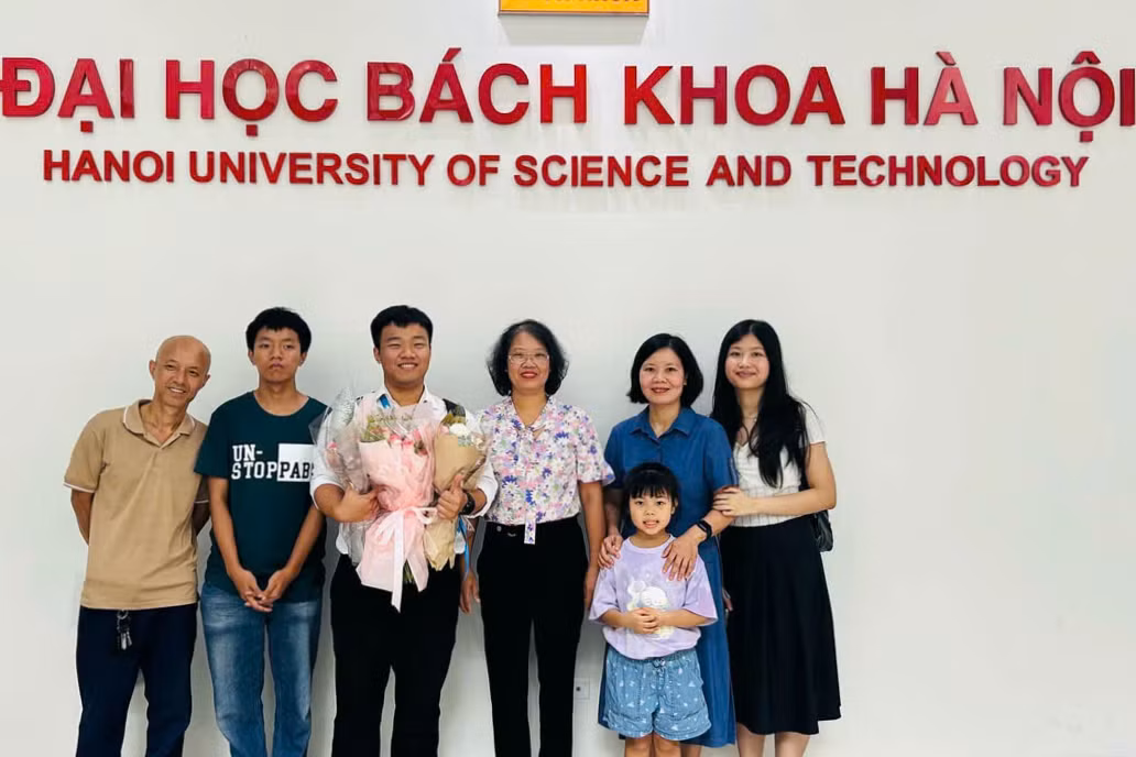 Ánh cùng gia đình trong ngày bảo vệ đồ án tốt nghiệp. Ánh cùng gia đình trong ngày bảo vệ đồ án tốt nghiệp.