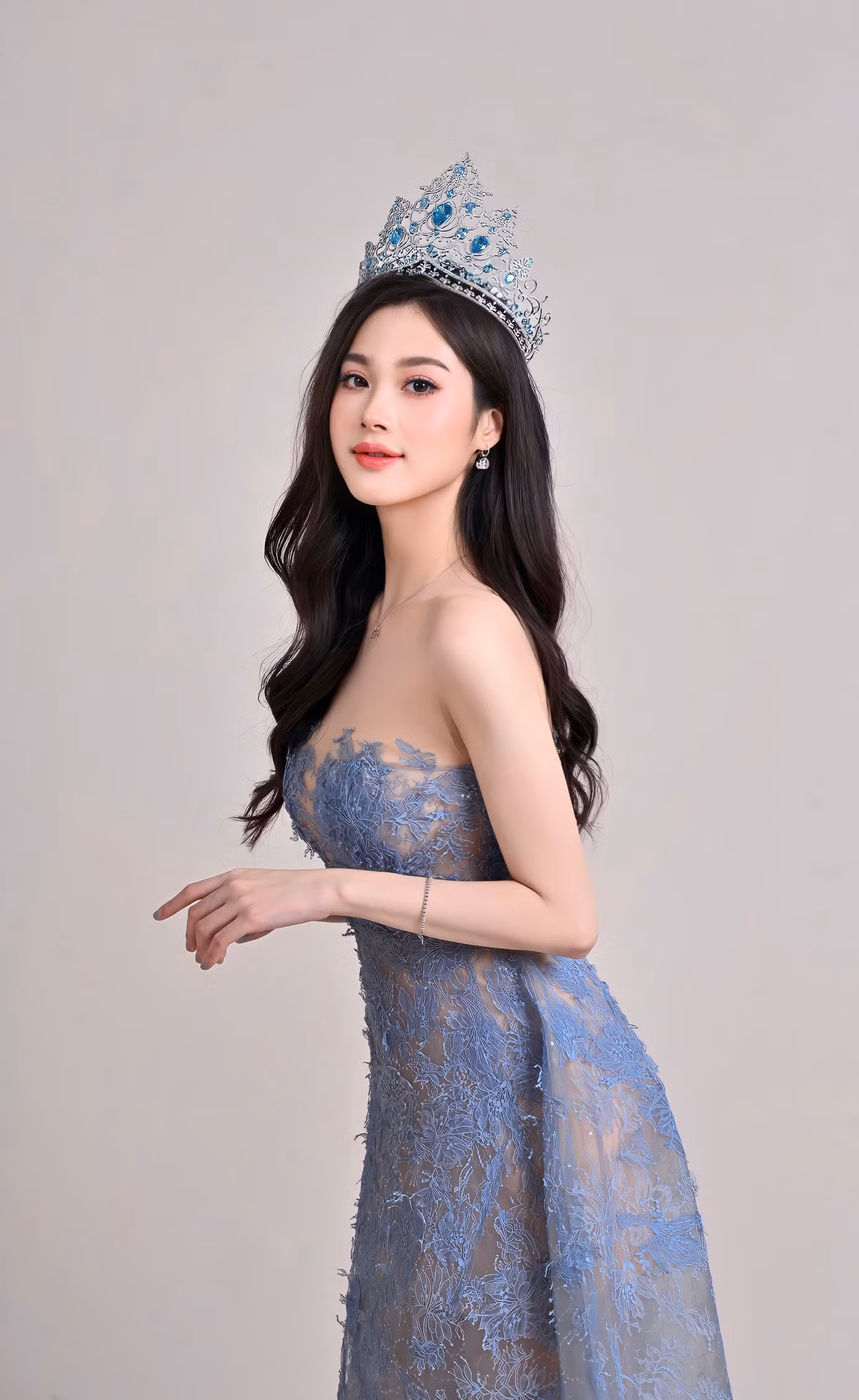 Thanh xuân của Hà Linh tại FTU còn được ghi dấu ấn bởi ‘Duyên dáng Ngoại thương’ – Theo Linh một cuộc thi mà Linh đã may mắn giành được danh hiệu Hoa Khôi và trở thành hình ảnh đại diện cho nữ sinh của trường.