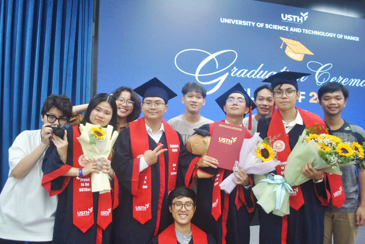 Ảnh Phương Mai tại lễ tốt nghiệp. Ảnh Phương Mai tại lễ tốt nghiệp.