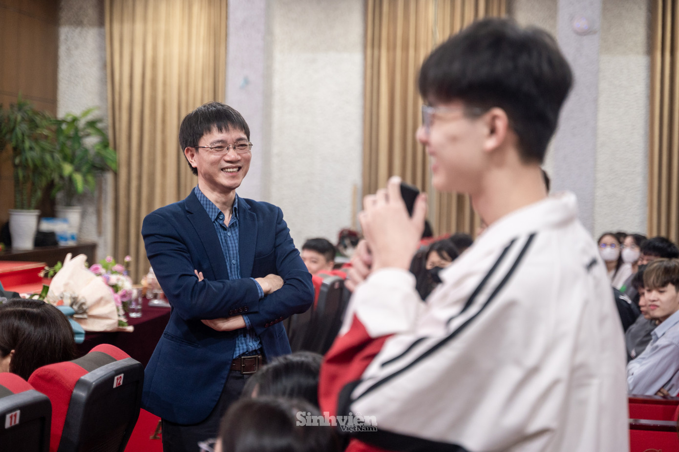 Nhà báo Nguyễn Tuấn Anh giao lưu cùng tân sinh viên Trường Đại học Thương mại.