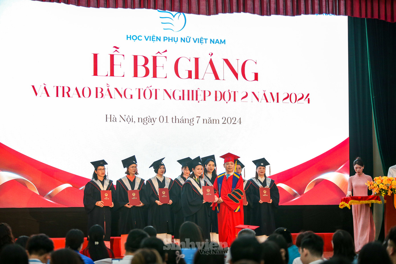 PGS. TS Trần Quang Tiến trao bằng tốt nghiệp cho các tân thạc sĩ.