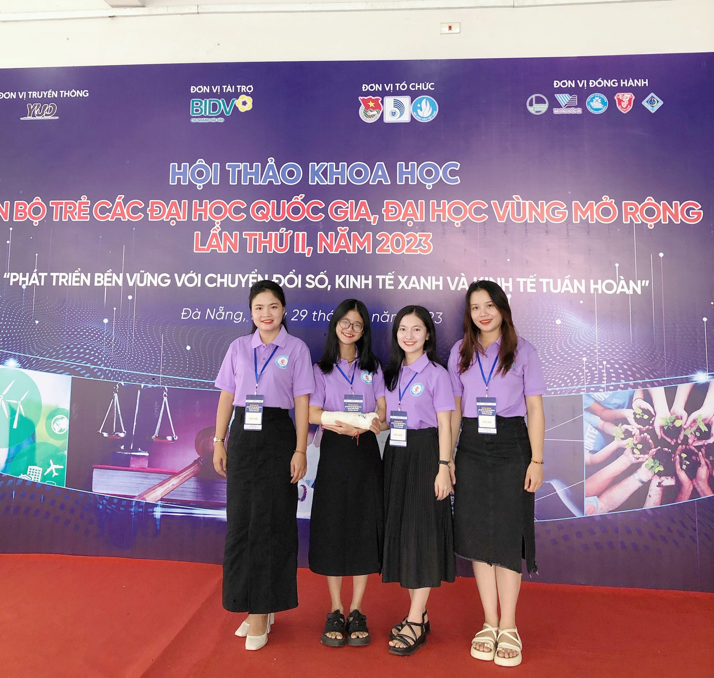 Tham gia các Hội thảo khoa học dành cho sinh viên. Tham gia các Hội thảo khoa học dành cho sinh viên.