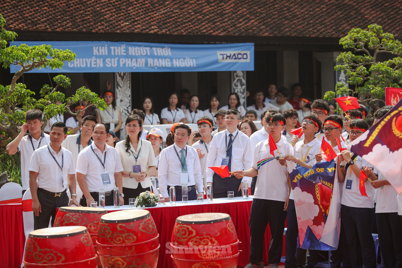 Các thầy cô và cổ động viên Trường THPT Chuyên Đại học Sư phạm 'đội nắng' dõi theo từng câu trả lời của Nguyên Phú.